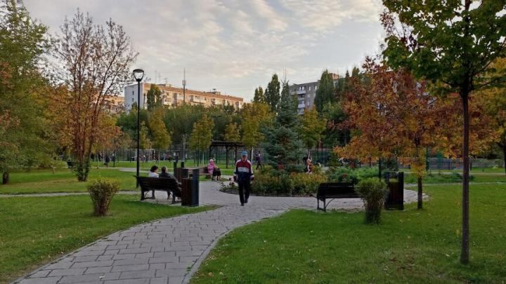 В Саратове идет ремонт в сквере Расковой, а парк напротив администрации Заводского района заброшен