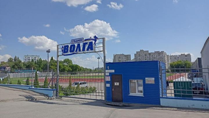 На стадионе «Волга» в Саратове приводят в порядок футбольное поле и легкоатлетические зоны