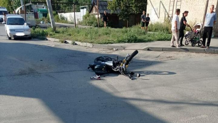 В Саратове на улице Миллеровская столкнулись автомобиль и мотоцикл: водитель получил травмы