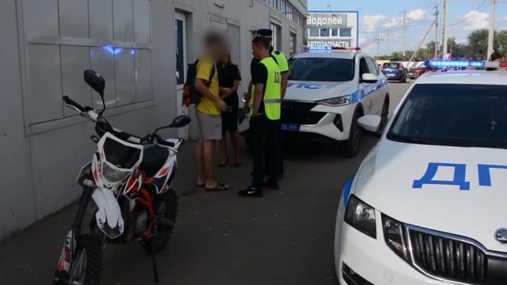 В Шумейке под Энгельсом задержали троих подростков-водителей питбайков
