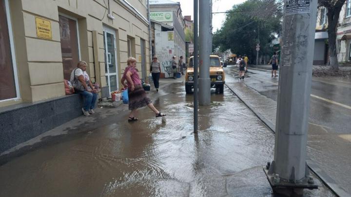 Коммунальщики устроили потоп на улице Чернышевского в Саратове