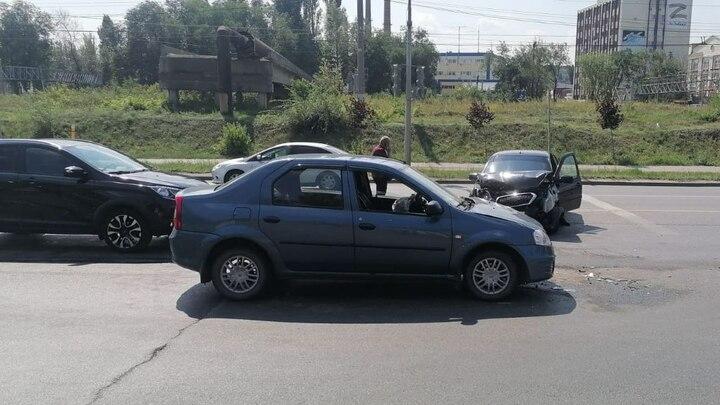 Авария на Московском шоссе: пассажирку Renault увезли в больницу