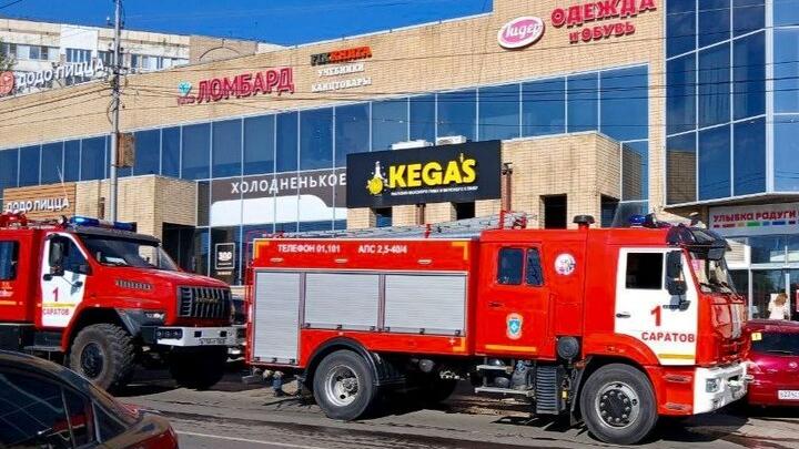 В саратовском ТЦ загорелась бильярдная, людей вывели на улицу