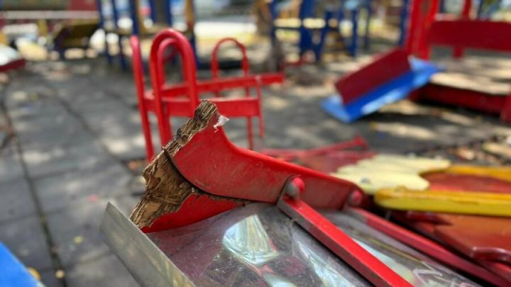 Опасные детские площадки демонтируют в Октябрьском районе Саратова