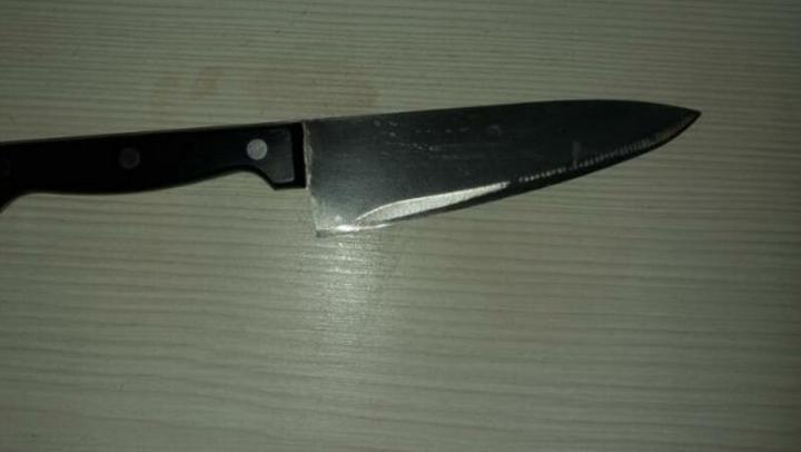 Жительница Энгельса пырнула ножом сына во время ссоры