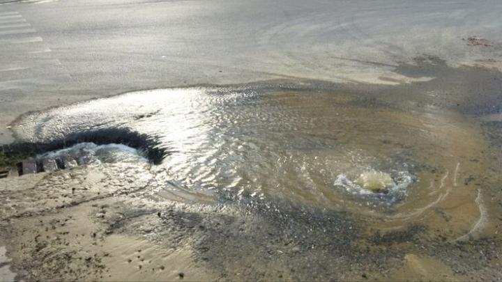 Самоустраняющаяся коммунальная авария обнаружена в Саратове | ВИДЕО