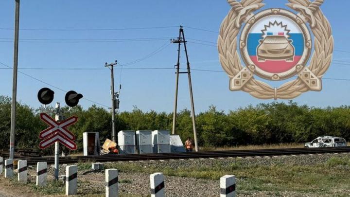 В Саратовской области легковая машина выскочила на пути перед приближающимся поездом