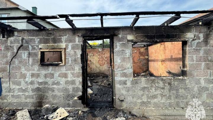 30 кур погибли на ночном пожаре в саратовском поселке