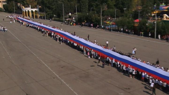 В Энгельсе отмечают День Государственного флага России