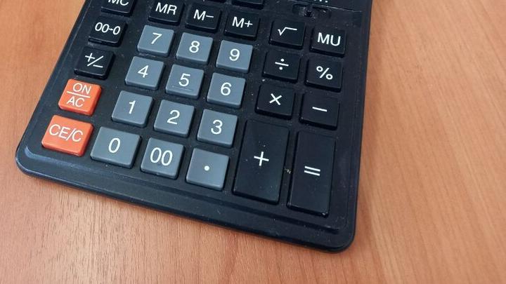 В Саратове директор школы фиктивно устроила на работу троих знакомых