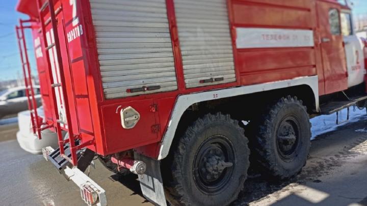 Три расчёта тушили пожар у ТЦ «Облака» в Энгельсе