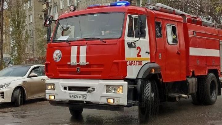 Мужчина отравился дымом на пожаре в Саратове