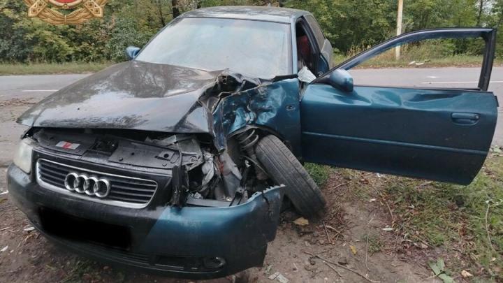В Калининске водитель Audi врезался в дерево и попал в больницу