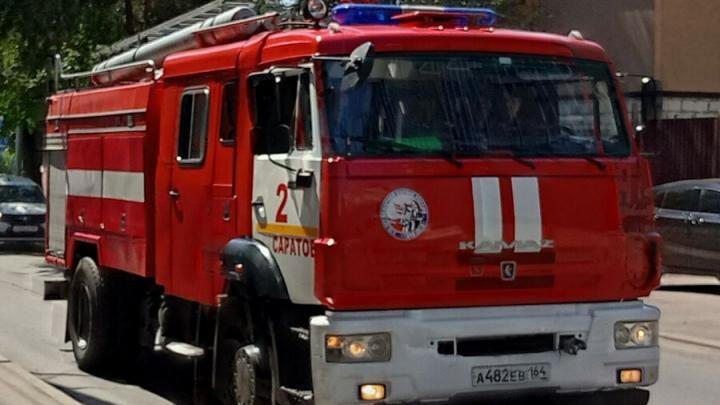 В Энгельсе горит нежилой дом