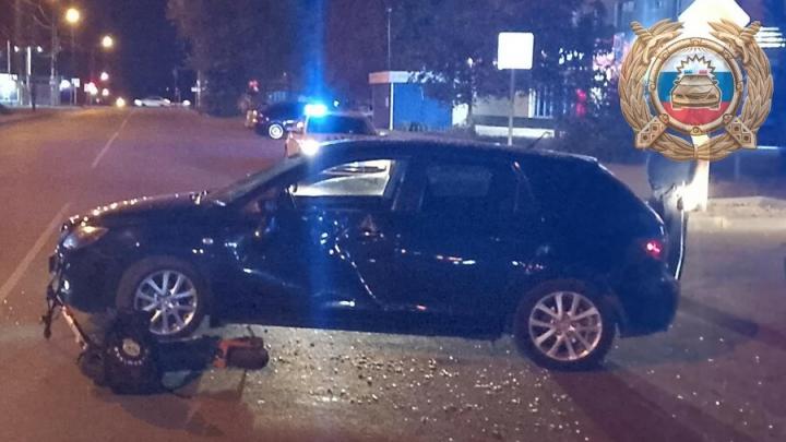 В Энгельсе ночью парень на электросамокате пострадал в ДТП