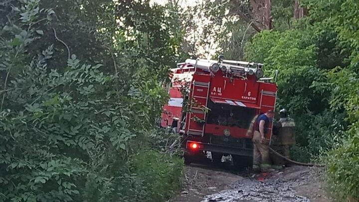Три расчёта тушили огонь на лоджии многоэтажки в Саратове