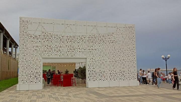 Перед новым учебным годом саратовцы могут посмотреть бесплатное кино в летнем кинотеатре