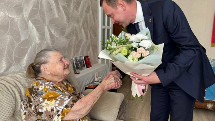 В Энгельсе участницу войны поздравили со 101-летием