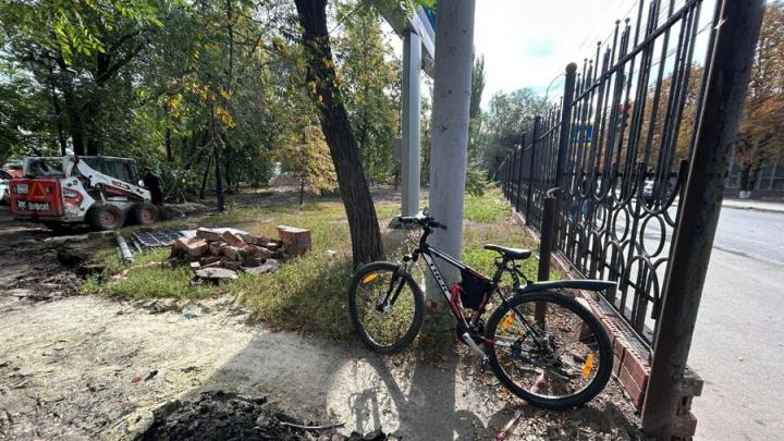 У Детского парка в Саратове погрузчик столкнулся с велосипедисткой