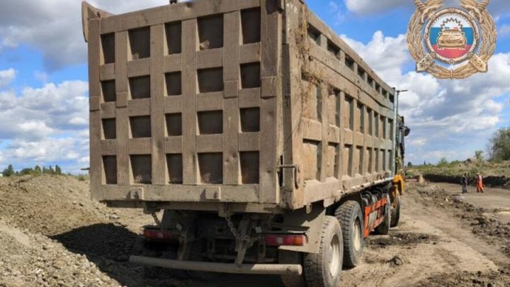 Самосвал опрокинулся в Столыпинском парке: водитель госпитализирован