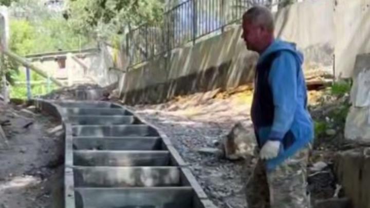 Вандалы повредили бордюр на строящемся спуске на Лопатиной горе в Саратове