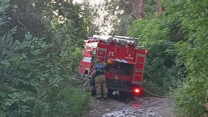 Три расчета тушат пожар в квартире на перспективной в Саратове