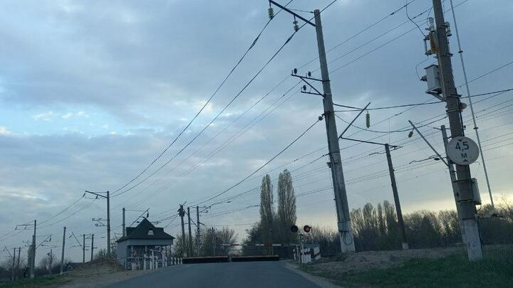 В соседнем с Саратовом регионе поезд протаранил автомобиль