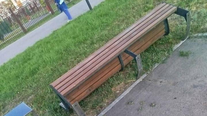 В Заводском районе Саратова повредили лавочки на Аллее памяти