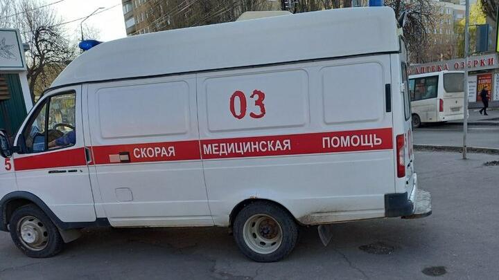 В Саратове при падении с высоты погиб мужчина