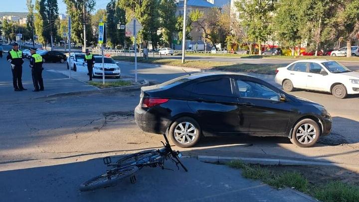 Иномарка сбила велосипедиста у саратовского парка 