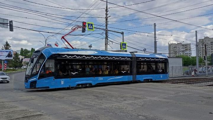 Движение трамвая №9 в Саратове прервали из-за подозрительного чемодана