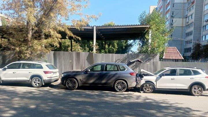 Автоледи врезалась в припаркованные машины на Чапаева в Саратове