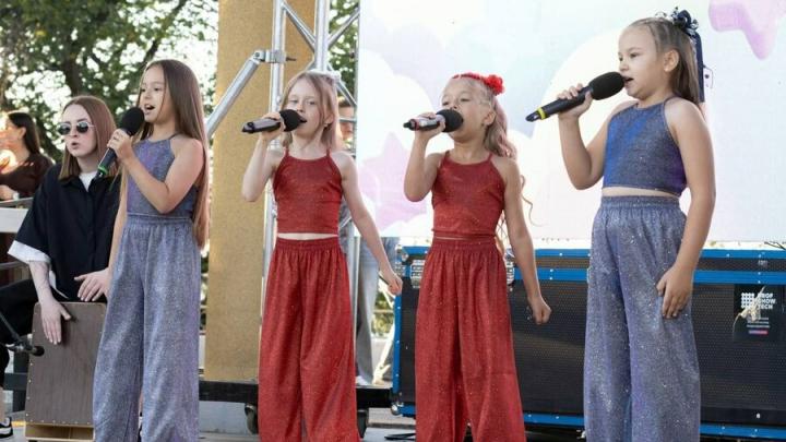 Жители Энгельса смогли послушать популярные песни под гитару и кахон