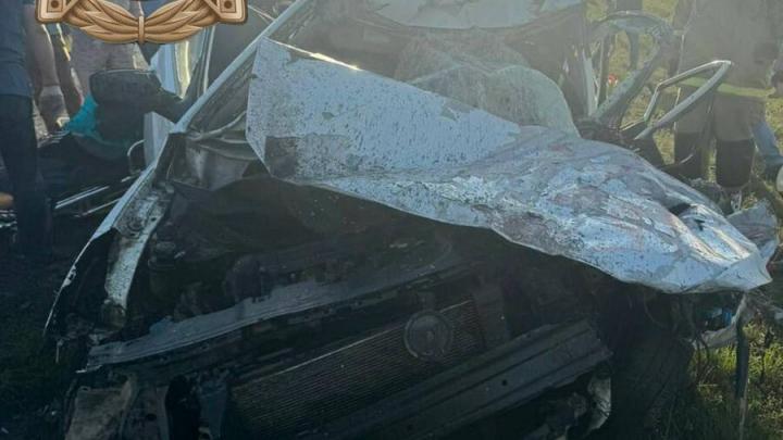 На трассе под Саратовом столкнулись иномарка и трактор