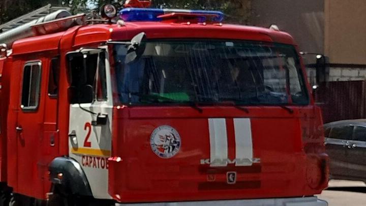 В балаковской девятиэтажке пожарные тушили горящий балкон