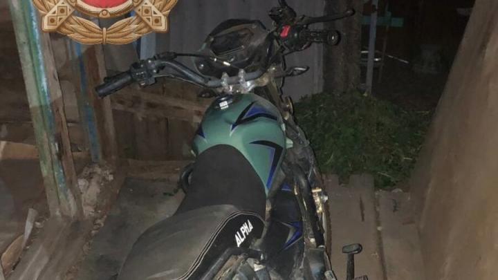 Мужчина на мопеде врезался столб в саратовском селе