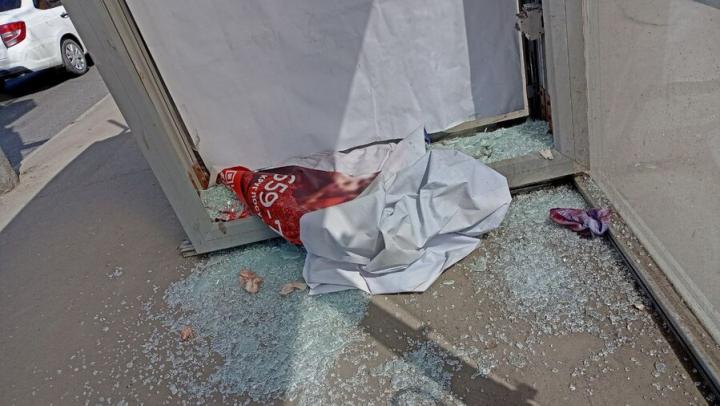 Сотни тысяч на ветер: кто и зачем крушит новые остановки в Саратове