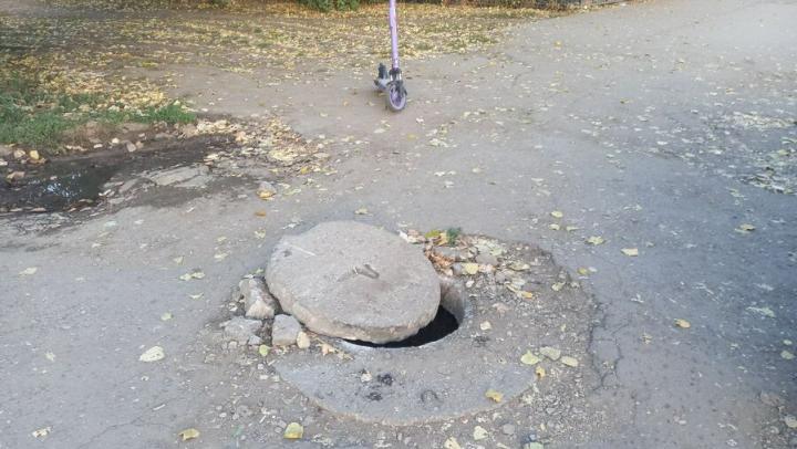 В Энгельсе у школы обнаружен опасный колодец