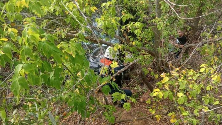 Саратовские спасатели вытащили из глубокого оврага пострадавшего в ДТП водителя