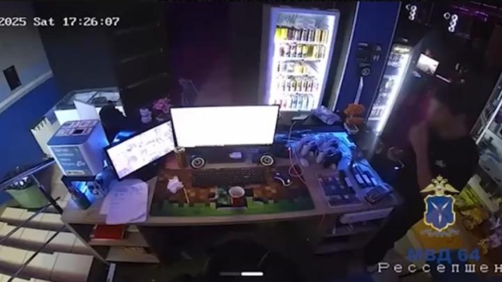 Юный саратовский рецидивист покурил вейп и обокрал компьютерный клуб