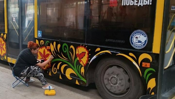 По улицам Энгельса курсирует необычный троллейбус