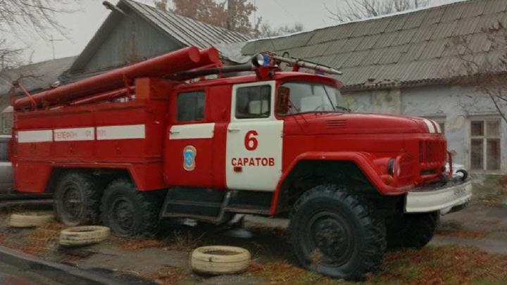 На ночном пожаре в Энгельсе отравилась дымом женщина