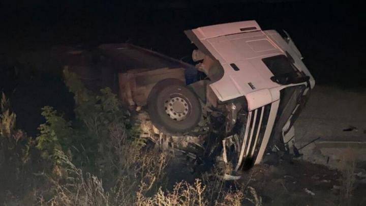 Грузовик перевернулся на трассе под Вольском: водитель в больнице