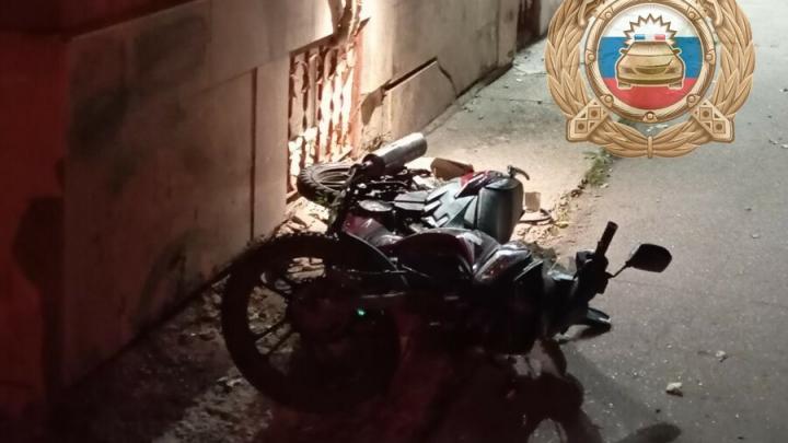 В Балакове юноша на мопеде врезался в дом