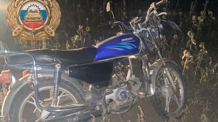 У саратовского поселка перевернулся мужчина на мопеде
