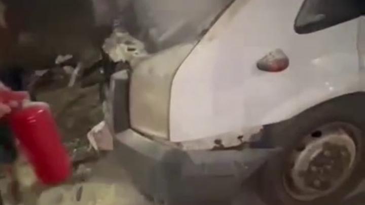 В Саратовской области полицейские потушили горящий автомобиль на трассе