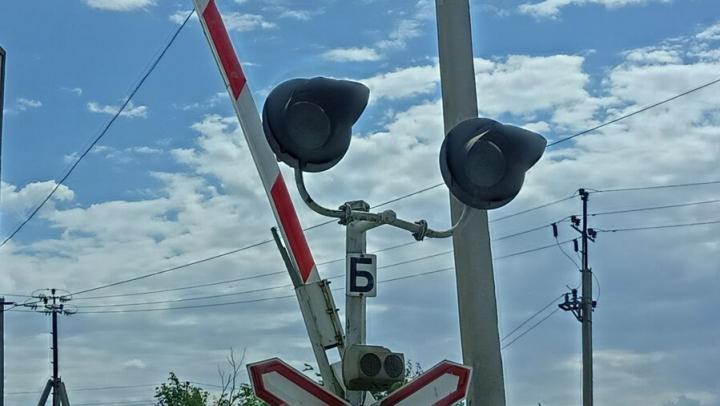 Грузовик подрезал состав на переезде в Саратовской области