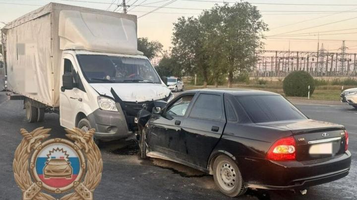 Молодой водитель на «Приоре» пострадал в аварии с «ГАЗоном» в Балакове