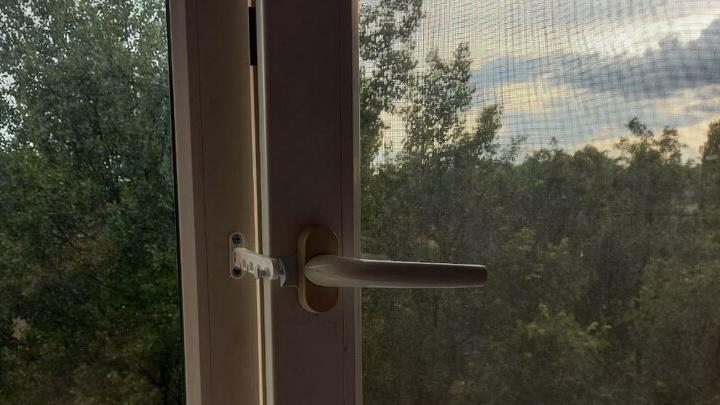 С окна энгельсской высотки выпал мужчина