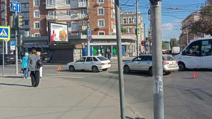 На выезде из Саратова столкнулись два автомобиля